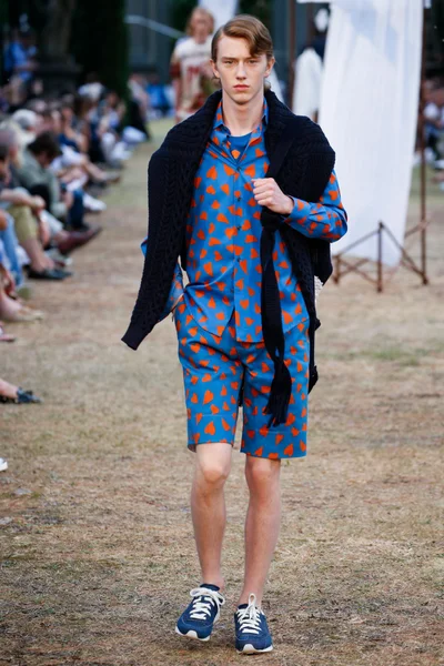 Look 19